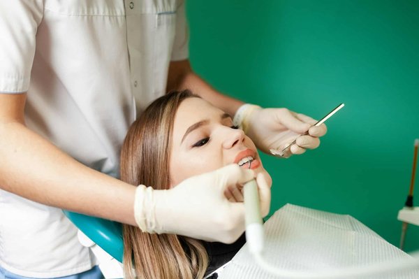 Comment les cliniques à Repentigny gèrent-elles les problèmes de grincement de dents ?